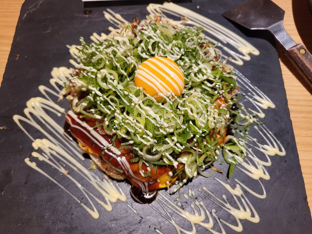 Un okonomiyaki - 7€ pour ce copieux okonomiyaki