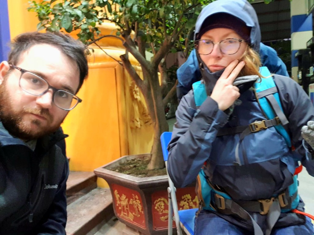 Confortables sur les chaises qu'on nous a gentiment amenées