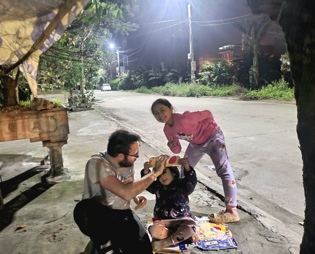 Il est facile de s'amuser d'un rien ici