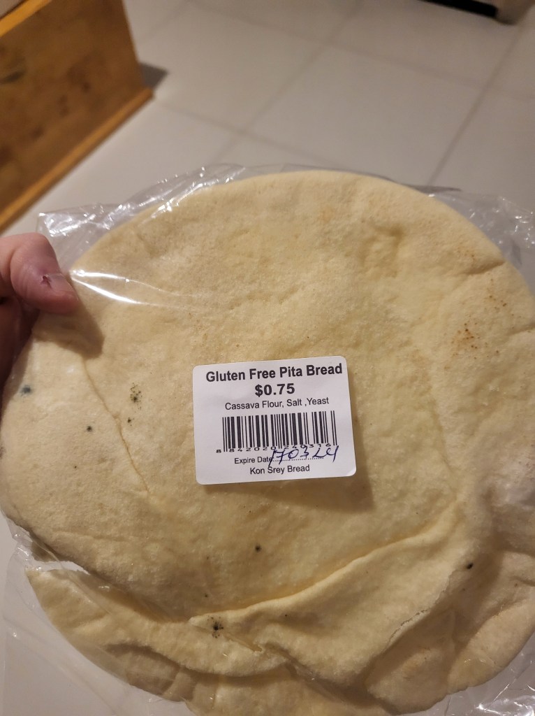 Pita trouvé dans une supérette à Siem reap

EN: Pita bread found in a grocery store in Siem reap