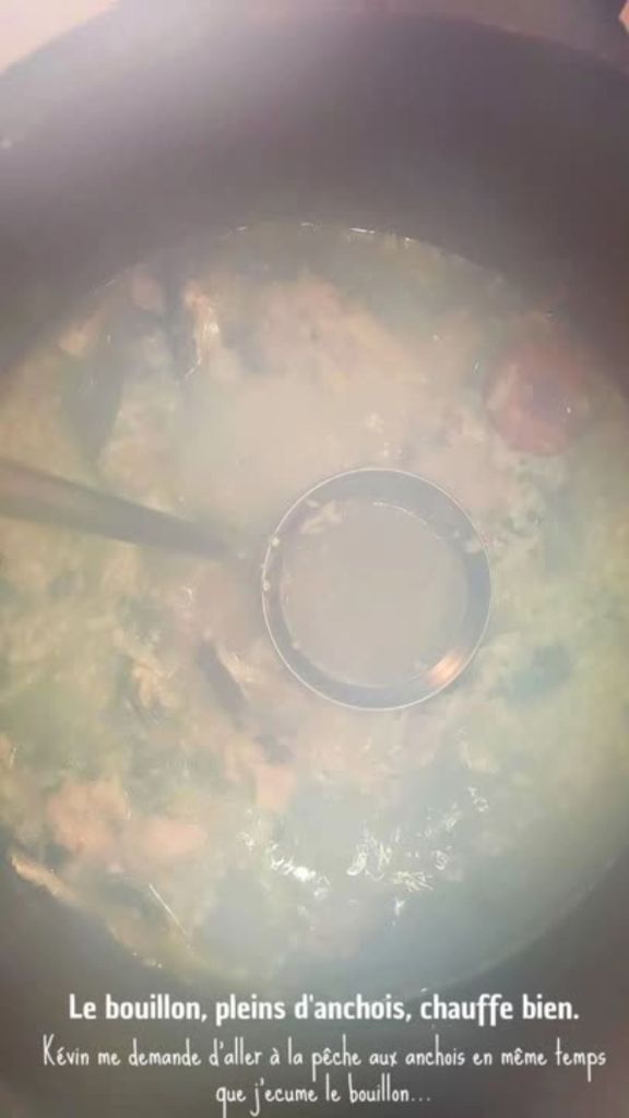 Le bouillon frémit / 
EN: The broth full of anchovies is being prepared