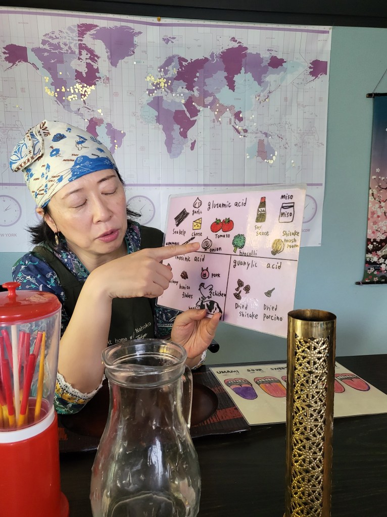 Des ingrédients pour créer l'umami / 
EN: Nahoko's explaining the ingredient to use to have umami