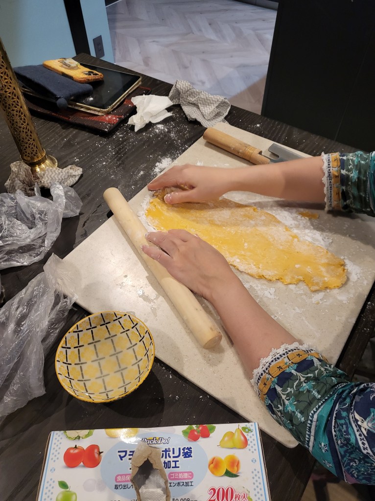 La pâte sans-gluten est en cours de préparation / 
EN: The GF noodle dough for Eva, what a nice texture