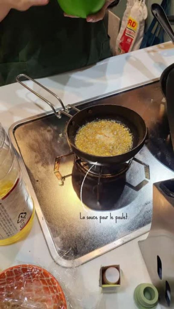 La sauce mijote / 
EN: The sauce is being heated