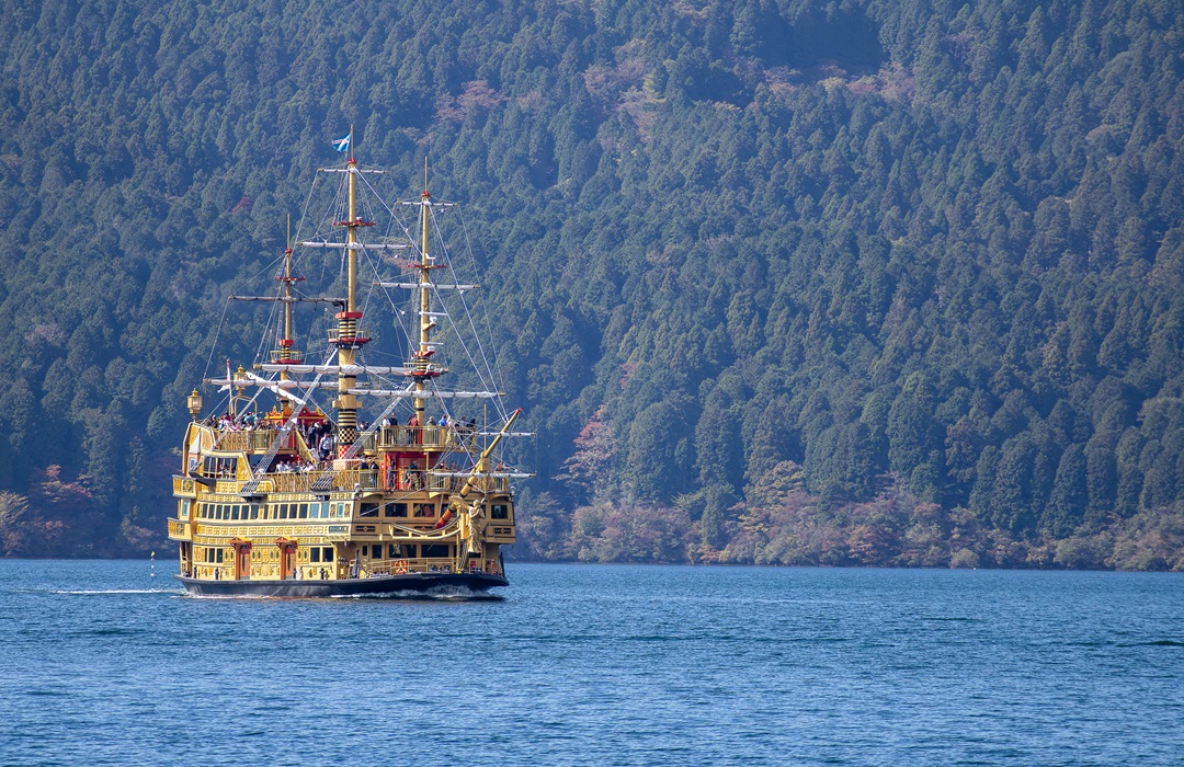 Un bateau "pirate" très connu des touristes pour se balader sur le lac et découvrir ses environs / EN: A “pirate” boat, popular with tourists, for cruising the lake and discovering the surrounding area.
