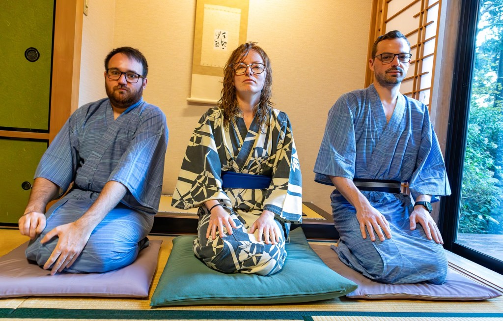 En yukata ! Oui nous voulions prendre une pause un peu stylé à la japonaise mais c'est pas très convaincant ^^'. / EN: all dressed with our yukata. We tried to look like japanese but it is not really working.
