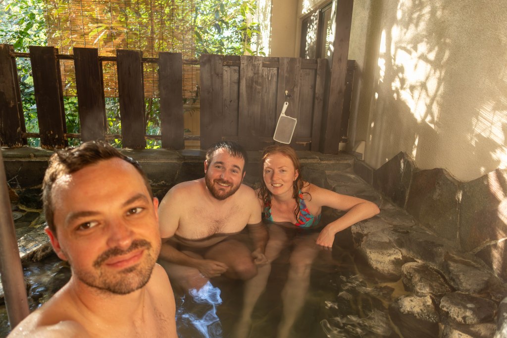 Dans le bain extérieur / EN: in the outdoor bath