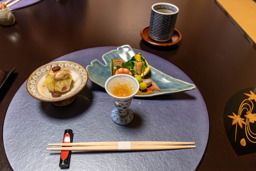 A gauche se casse une figue avec de la sauce miso. C'était incroyable. Le plat de poisson était plus banale. Mais nous y avons quand même découvert  les graines de Ginkgo: on n'a pas apprécié mais au moins on a goûté. Le vin de prune était quant à lui, excellent. / EN: To the left breaks a fig with miso sauce. It was incredible. The fish dish was more mundane. But we did discover Ginkgo seeds: we didn't like them, but at least we tasted them. As for the plum wine, it was excellent.