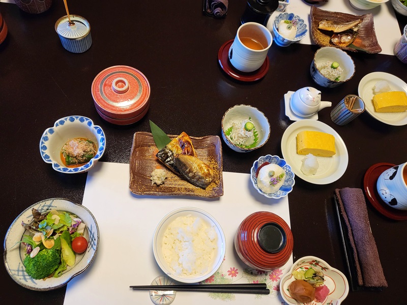 Le petit-déjeuner typique encore une fois / EN: our very typical breakfast served all at once