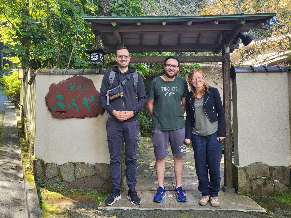 Devant l'entrée du ryokan du Hananoyado Fukuya / EN: In front of Hananoyado Fukuya entrance