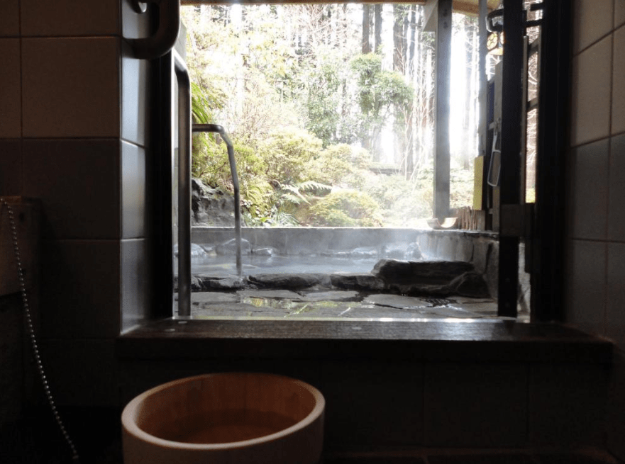 Un exemple de onsen extérieur / EN: outdoors onsens